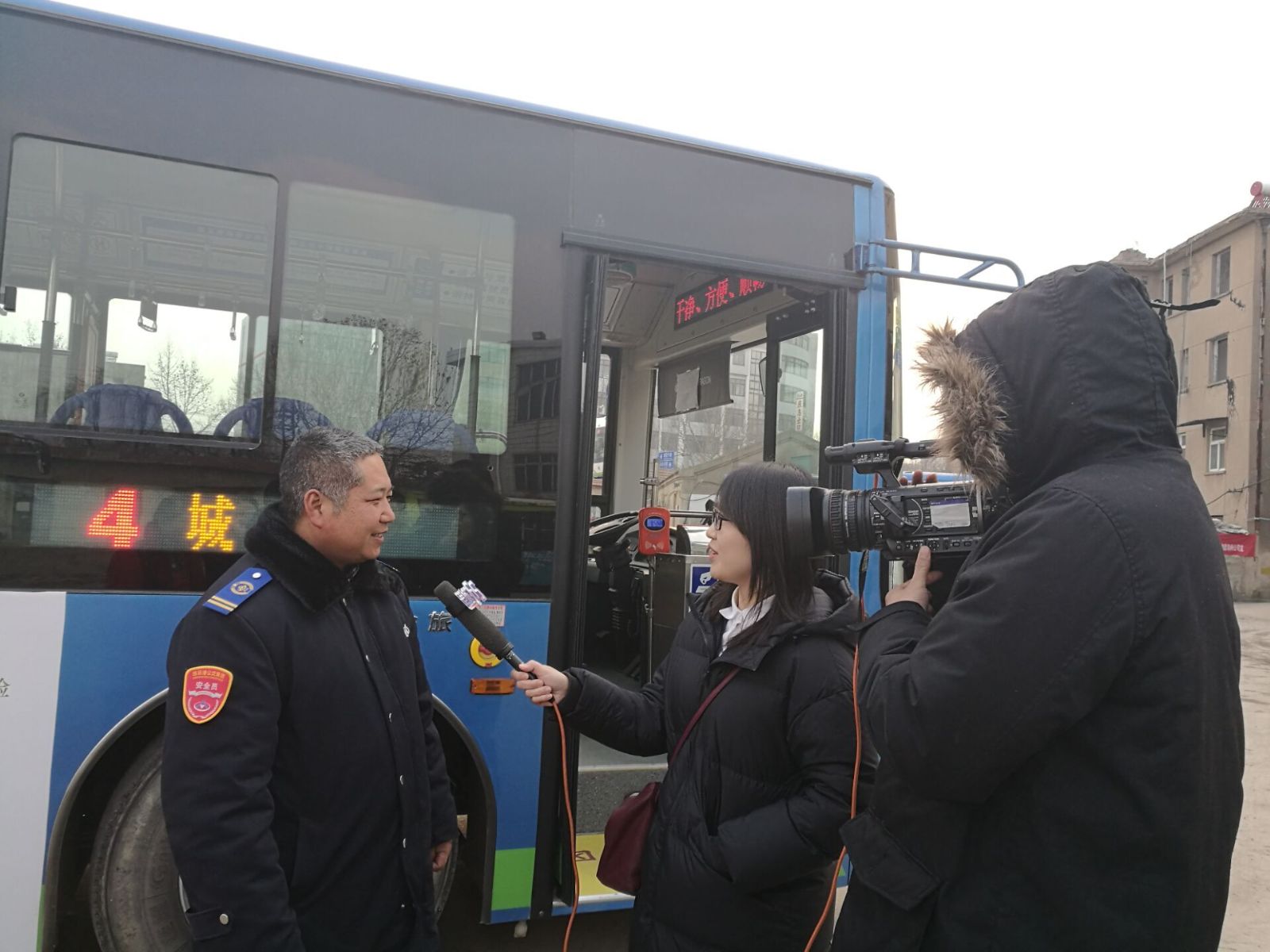 公交4路驾驶员刘以兵及时归还乘客遗落的救命钱